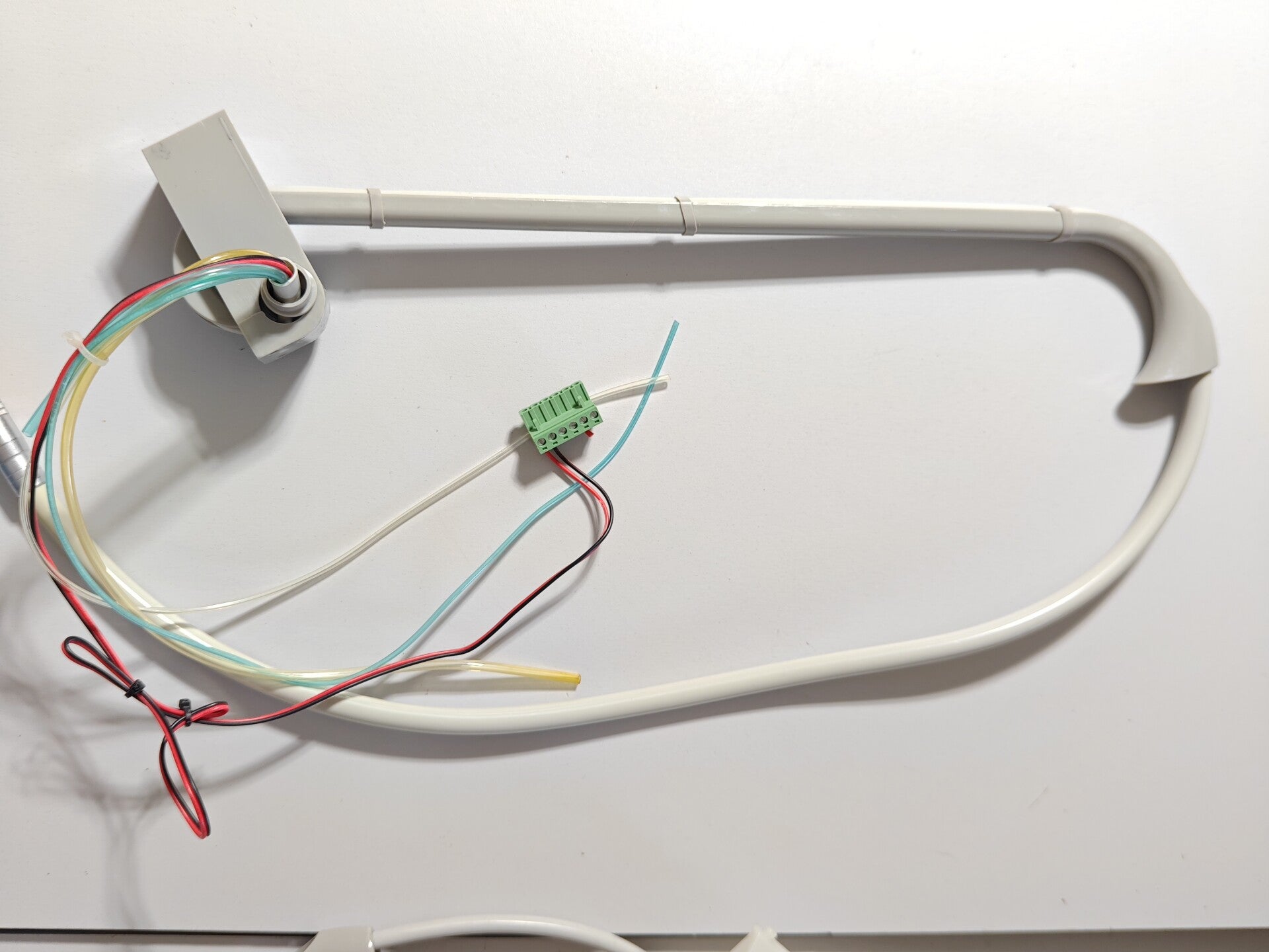 Fouet support cordon pour fauteuil dentaire Adec avec cordon turbine
