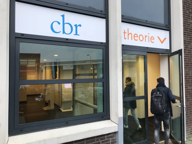 Rijschool Groningen – leerling bereidt zich voor op CBR‑stappen bij Ron Bakker Rijschool.