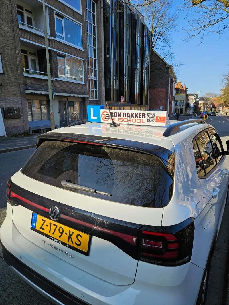 Lesauto VW T‑Cross van Ron Bakker Rijschool in Groningen
