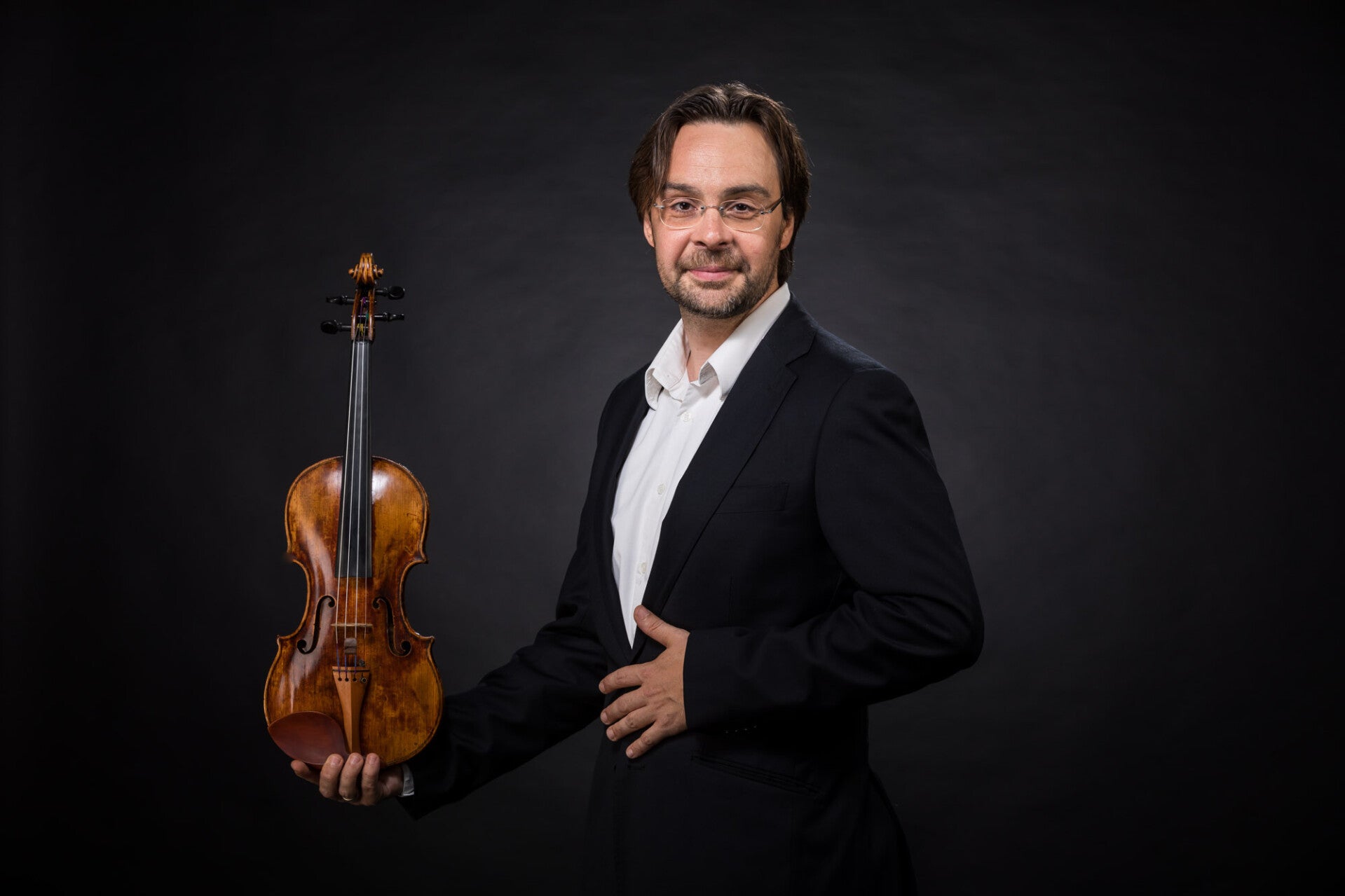 Le créateur d’Occultwoodland, musicien luthier, tenant son violon