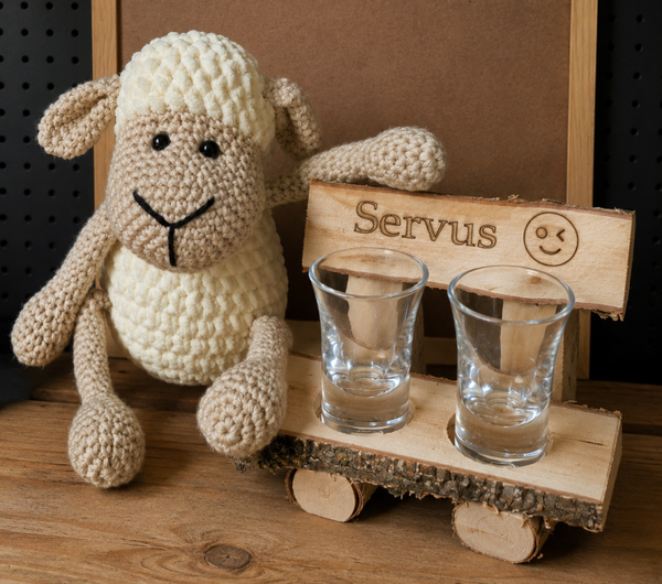 🐑 Servus-Schaf mit Schnapsglas-Bank
