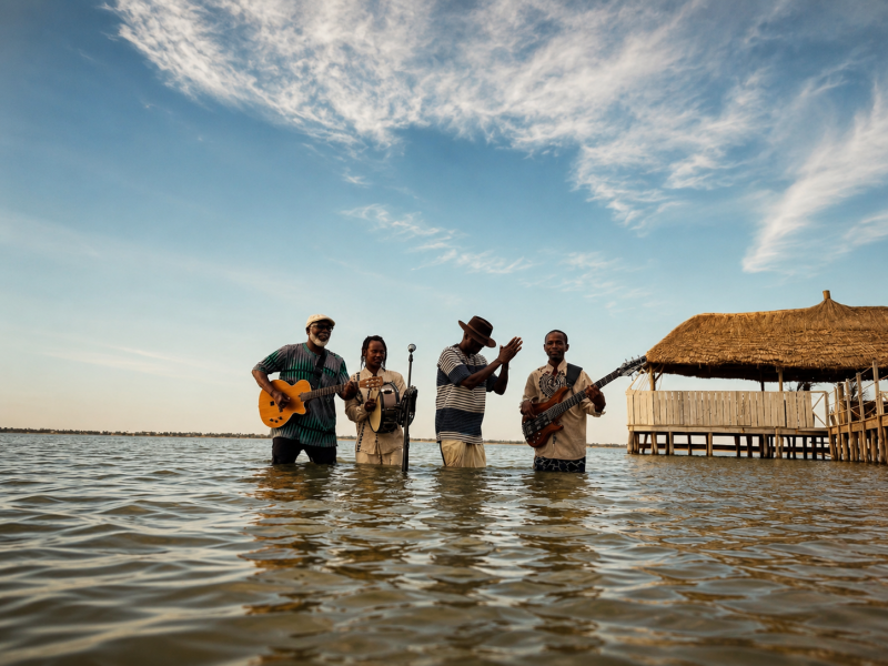 Groupe de musiciens jouant dans l'eau au Timonier Ecolodge