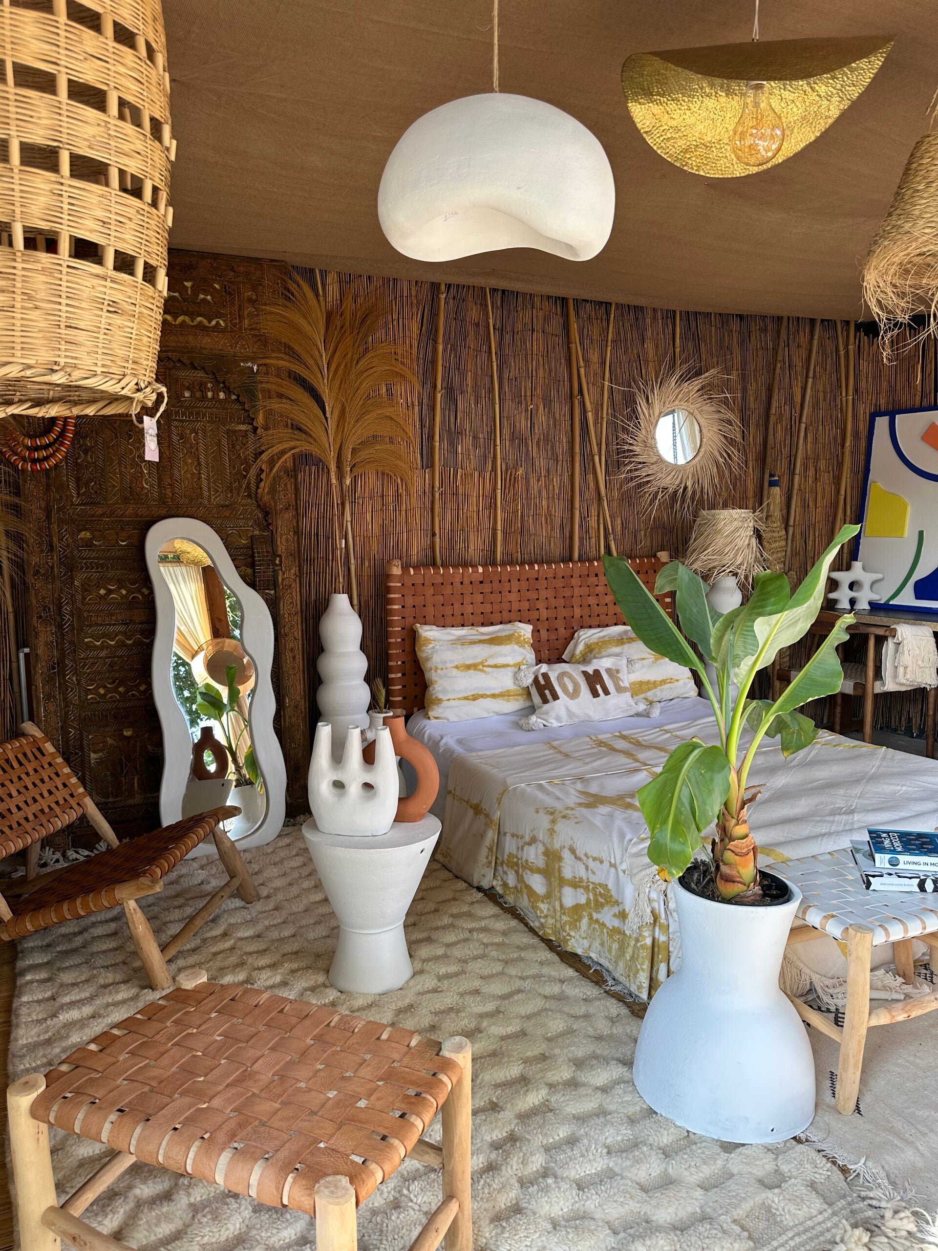 TÊTE DE LIT EN BOIS D’EUCALYPTUS ET CUIR