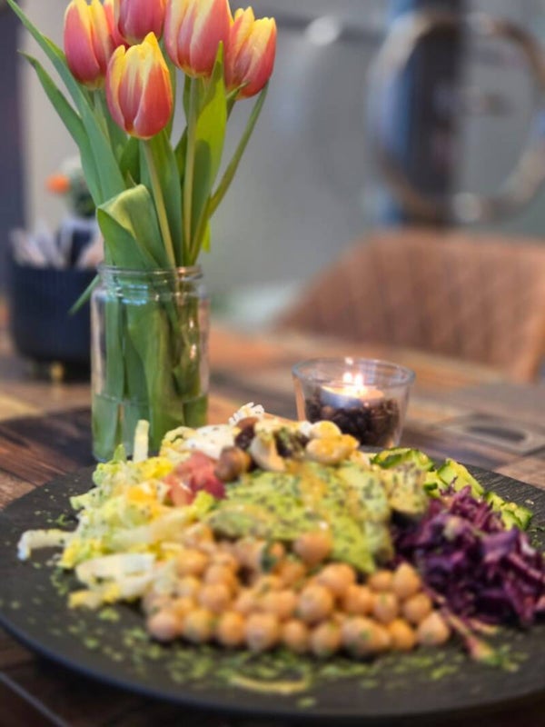 Bowl mit Avocado und Ei