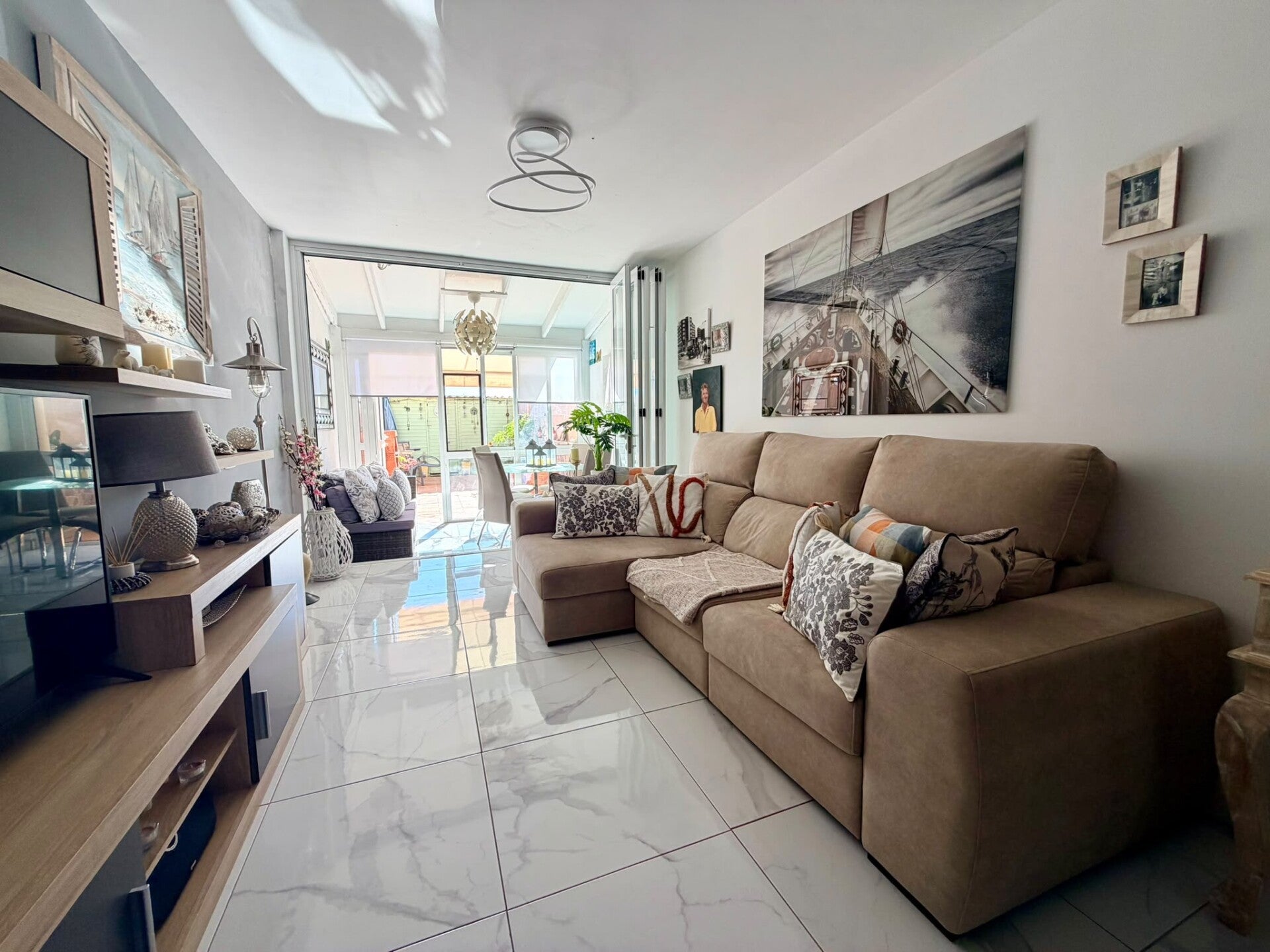 22d8995a-8588-4c1f-bb23-90a610e52bc1-standard.jpg