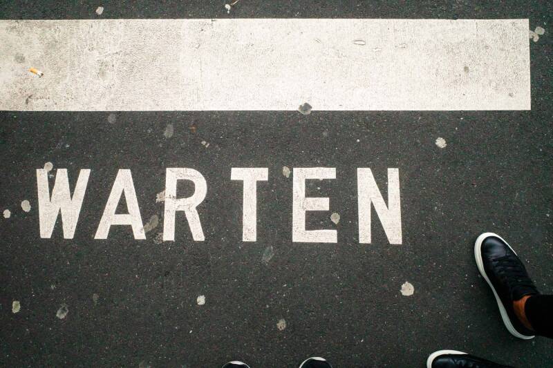 Jung-Merlin-Street-Photography-006 - Warten street scene