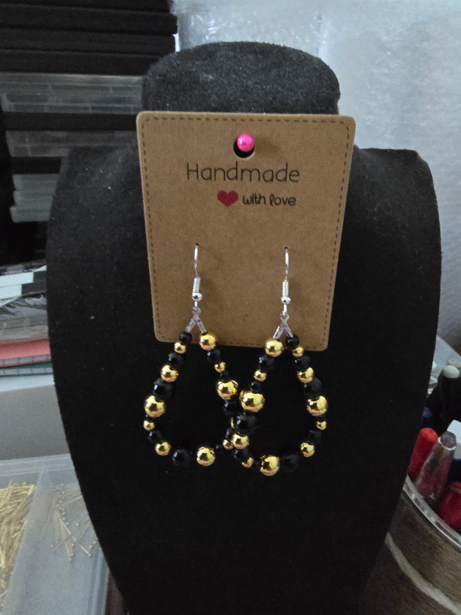 Mustakulta korvikset