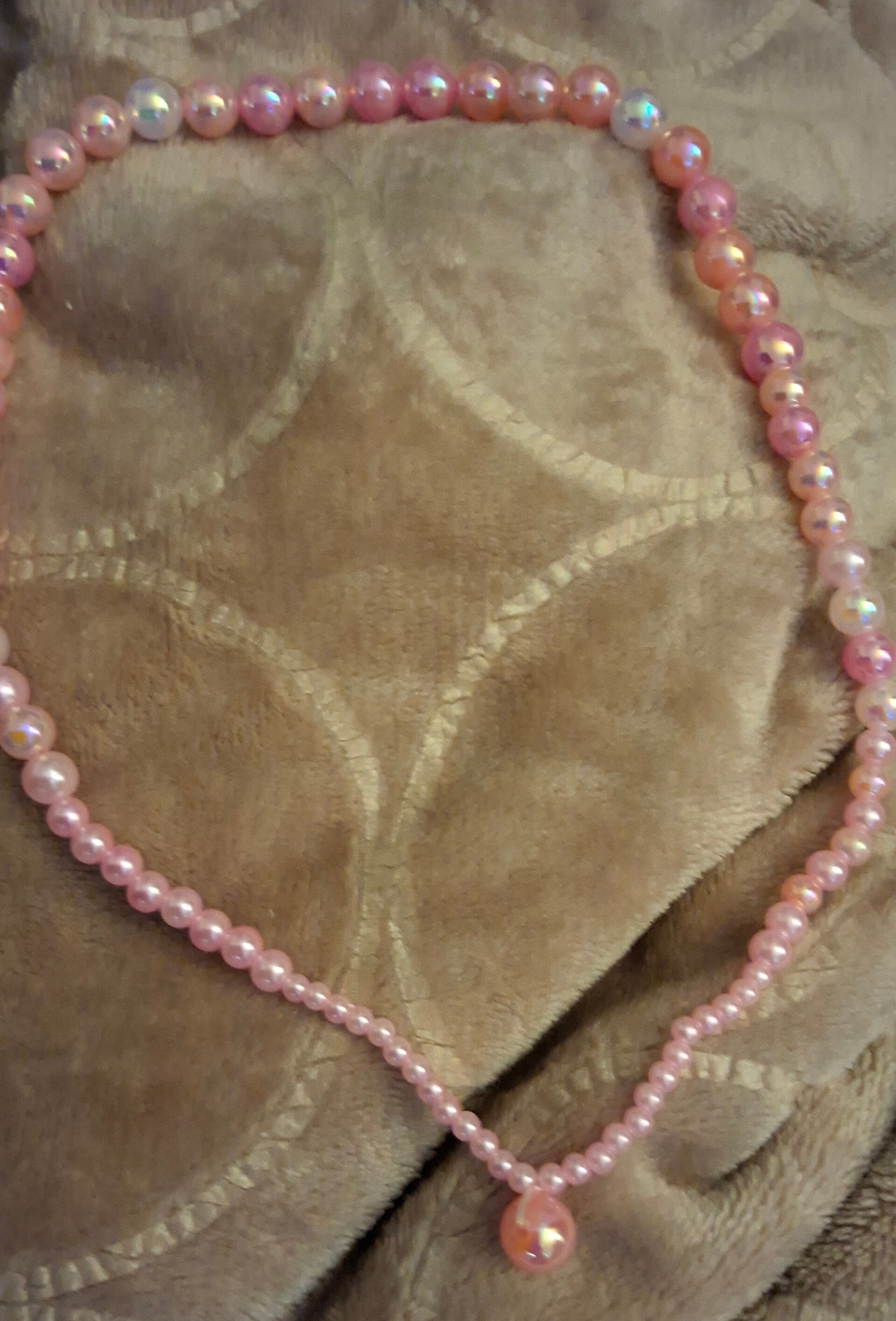 Pinkki helmikaulakoru