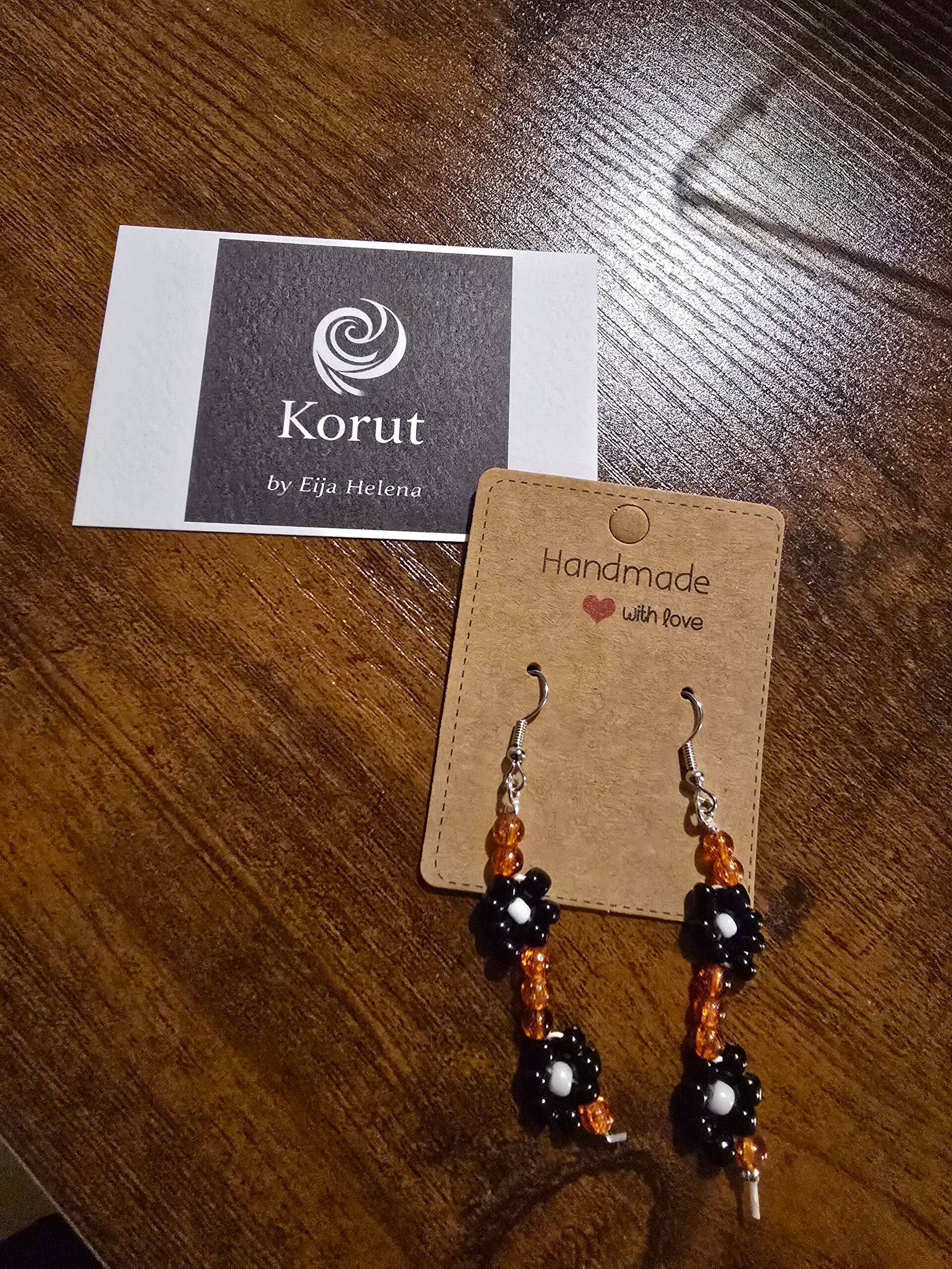 Musta-oranssi kukkakorvikset