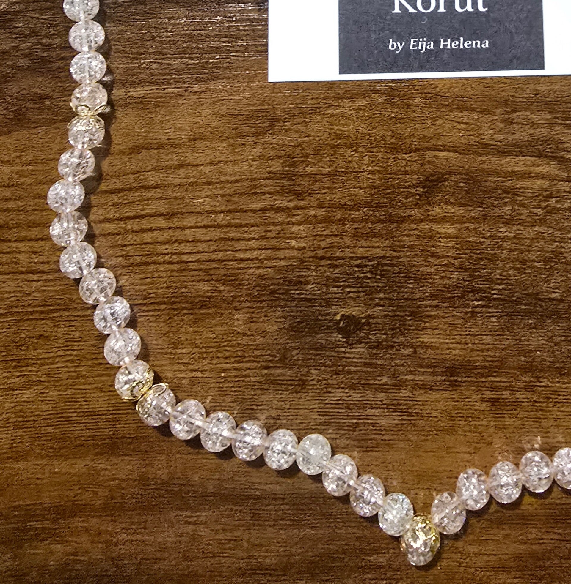 Pitkä hailakan pinkki kaulakoru