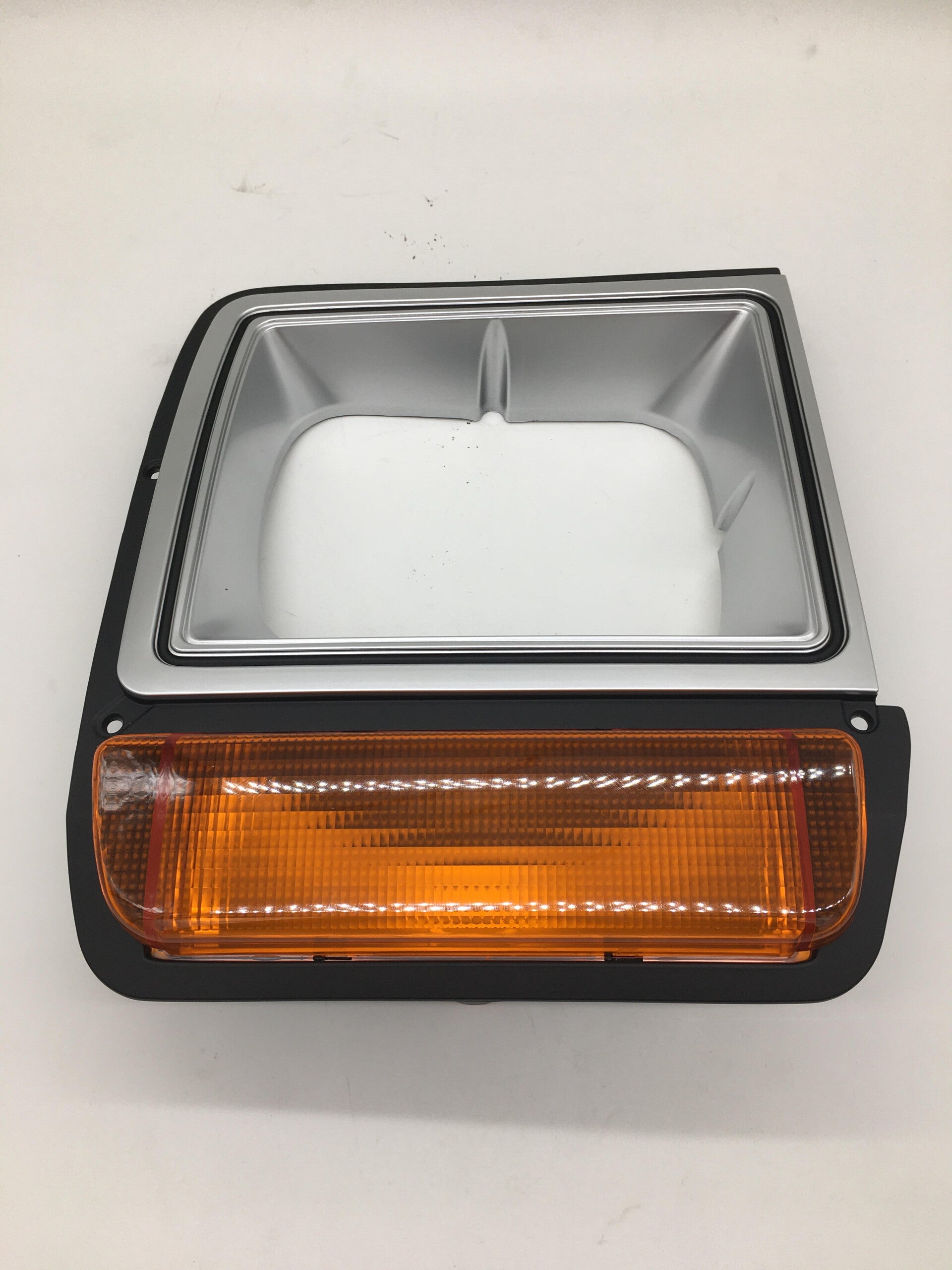 Koplamp bezel R (licht grijs/zilver)