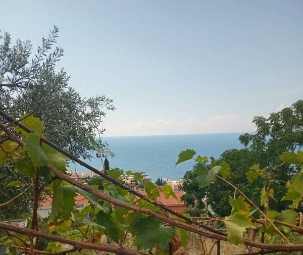 Erschlossenes Baugrundstück 1200 m², Strand 1500 m. Meerblick.  VB 125.000E