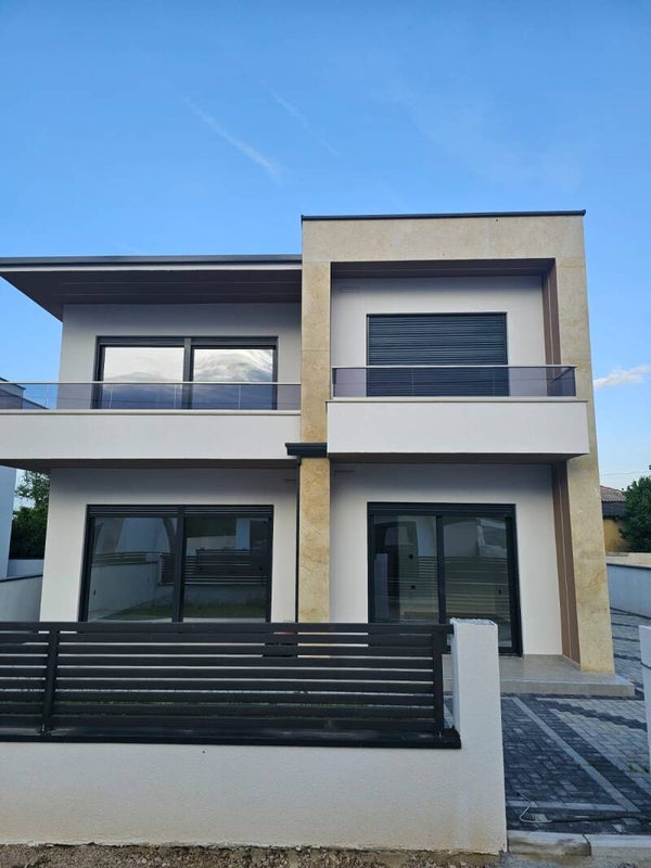 Neue 2 St Haus 180qm Grund 230m2 . Sandstrand 1300m. VB 233.000E