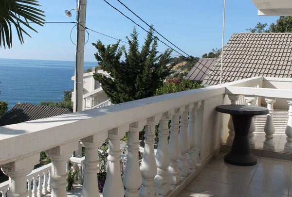 3St.Haus 250m2 Grund 300m2 Meer 30m. Panoramablick FP 360.000E