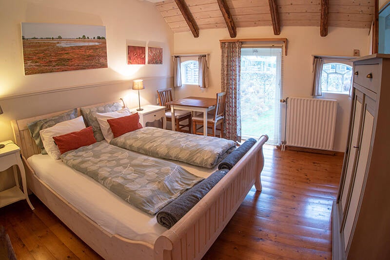 Slaapkamer 1 met eigen badkamer. B&B / vakantiehuisje Logement Onder de pannen Ruinerwold. Drenthe