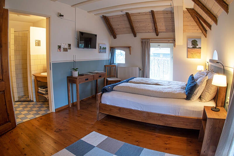 Slaapkamer 2 met eigen badkamer. B&B / vakantiehuisje Logement Onder de pannen Ruinerwold. Drenthe