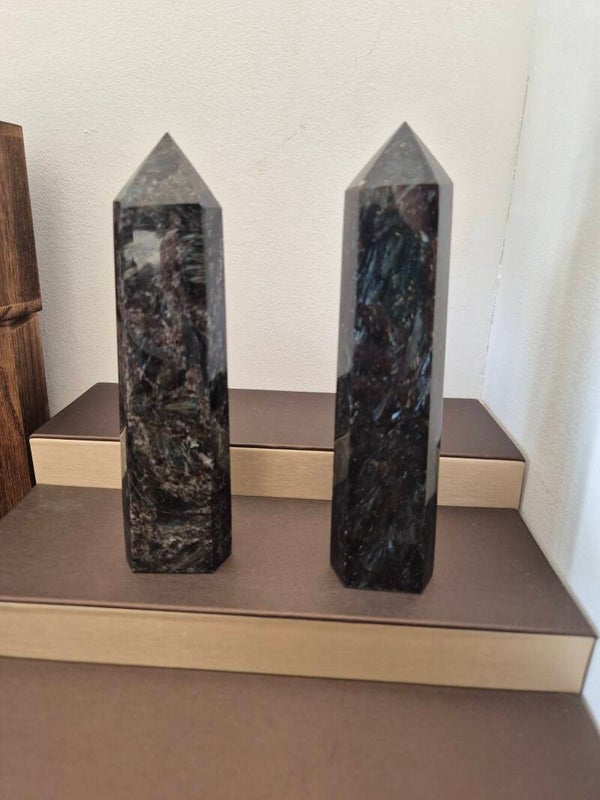Arfvedsoniet / astrofylliet toren / obelisk