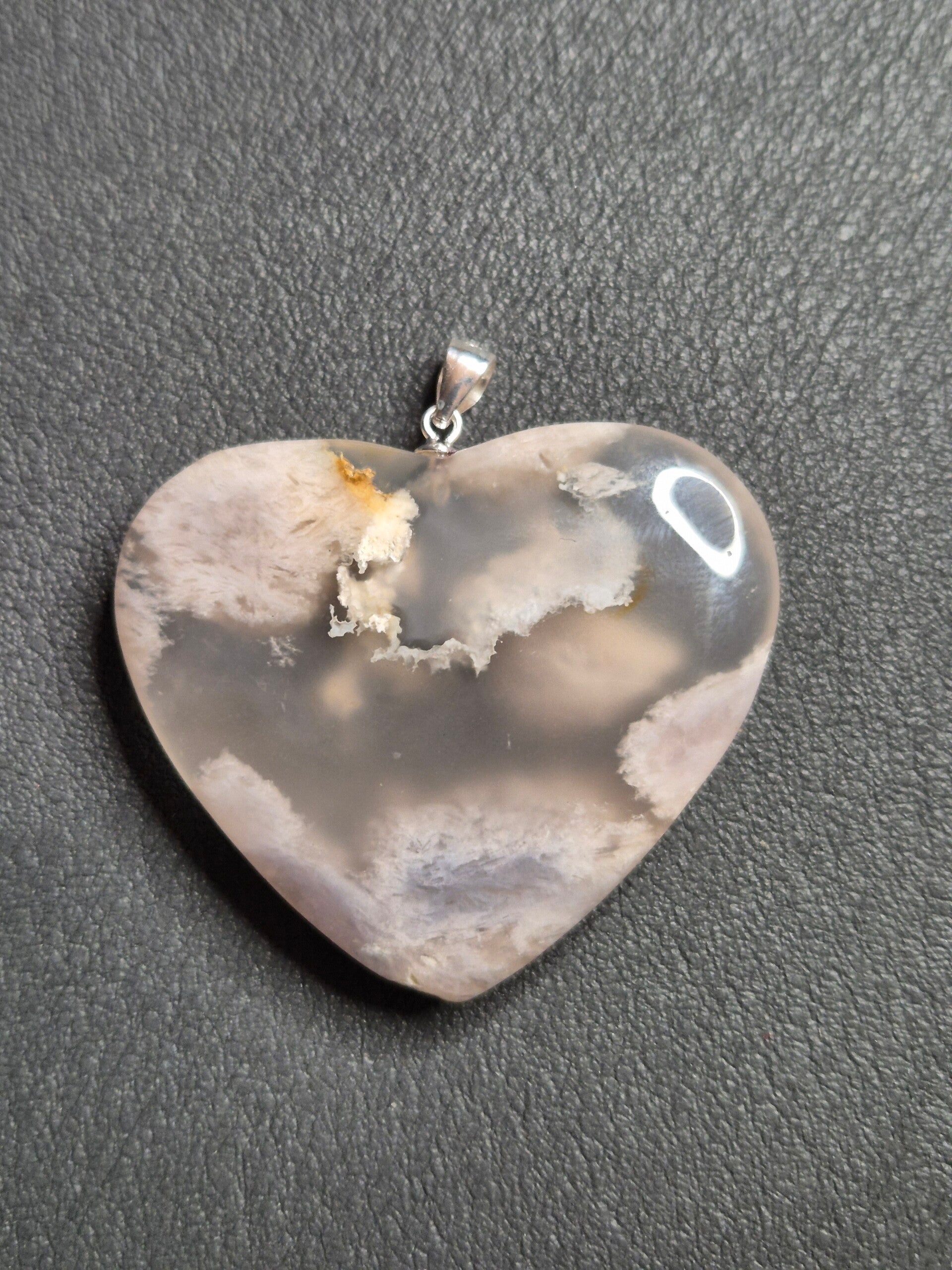 Hanger van bloemagaat in hartvorm