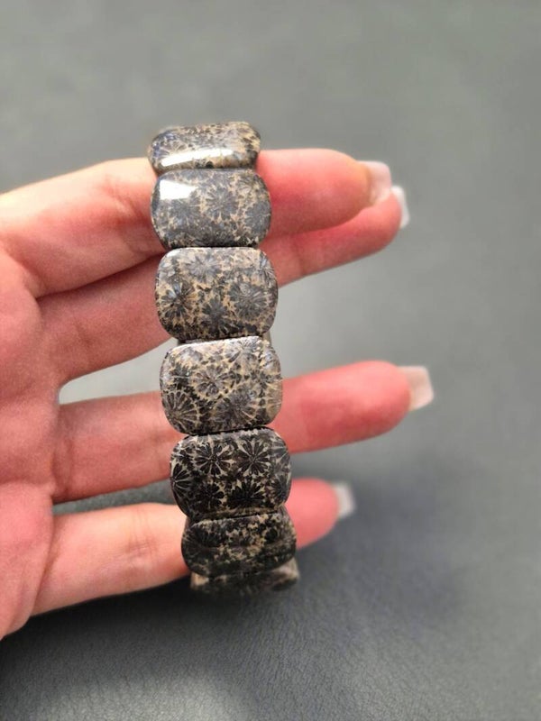 Fossiel koraal zwart soft bangle (18 mm)