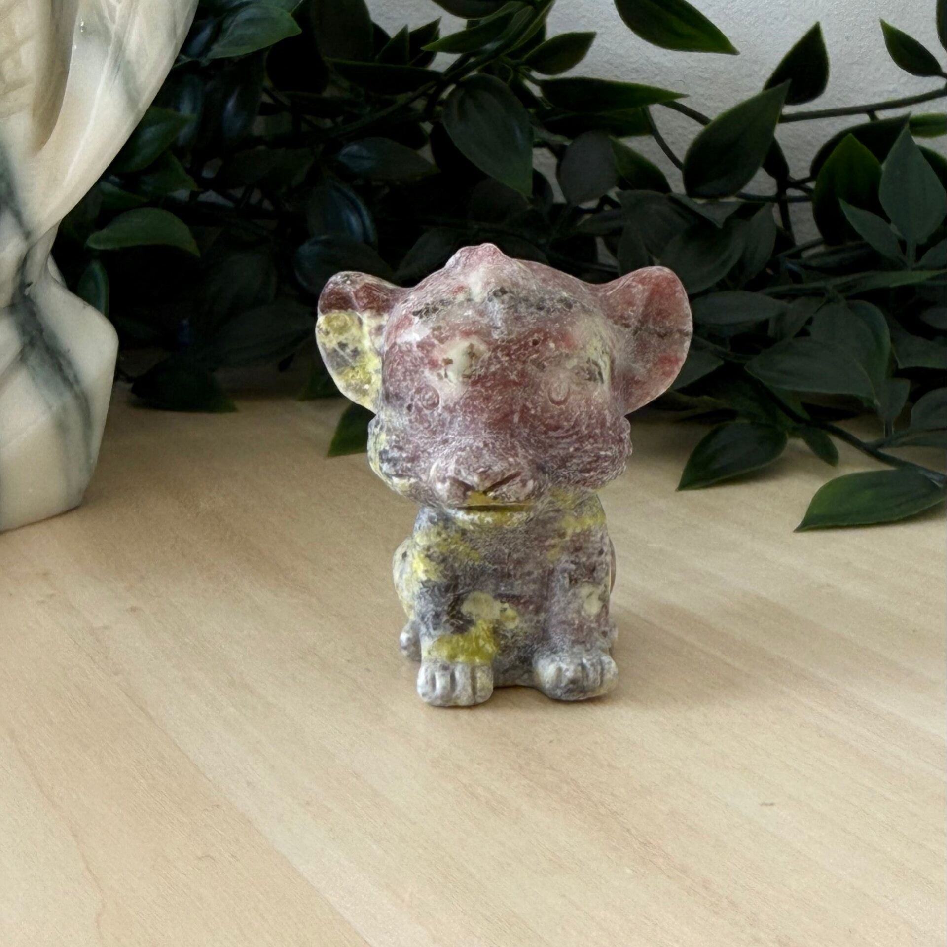 Beeldje steen Simba toermalijn