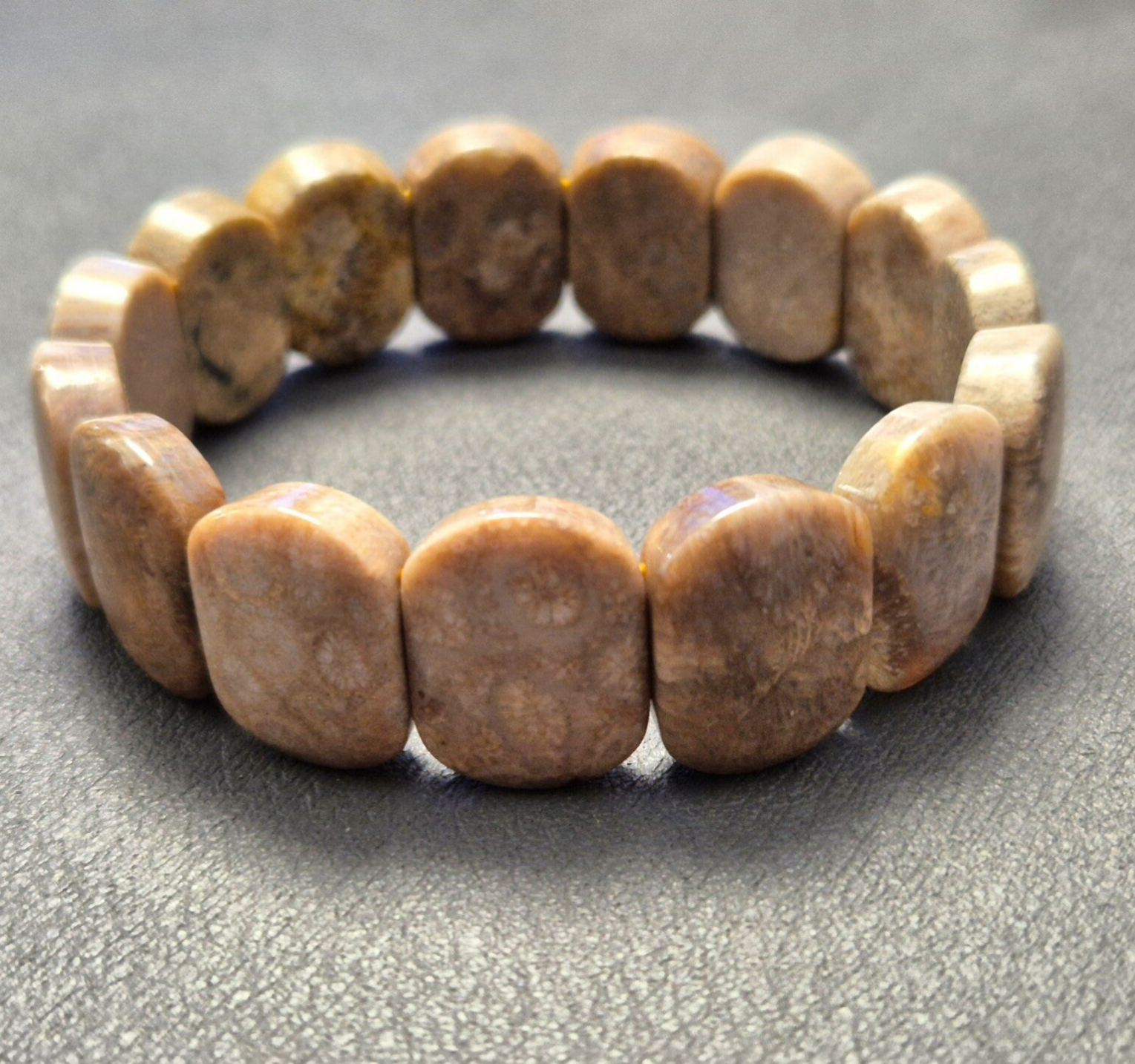 Fossiel koraal / coral jade soft bangle armband bruin / grijs