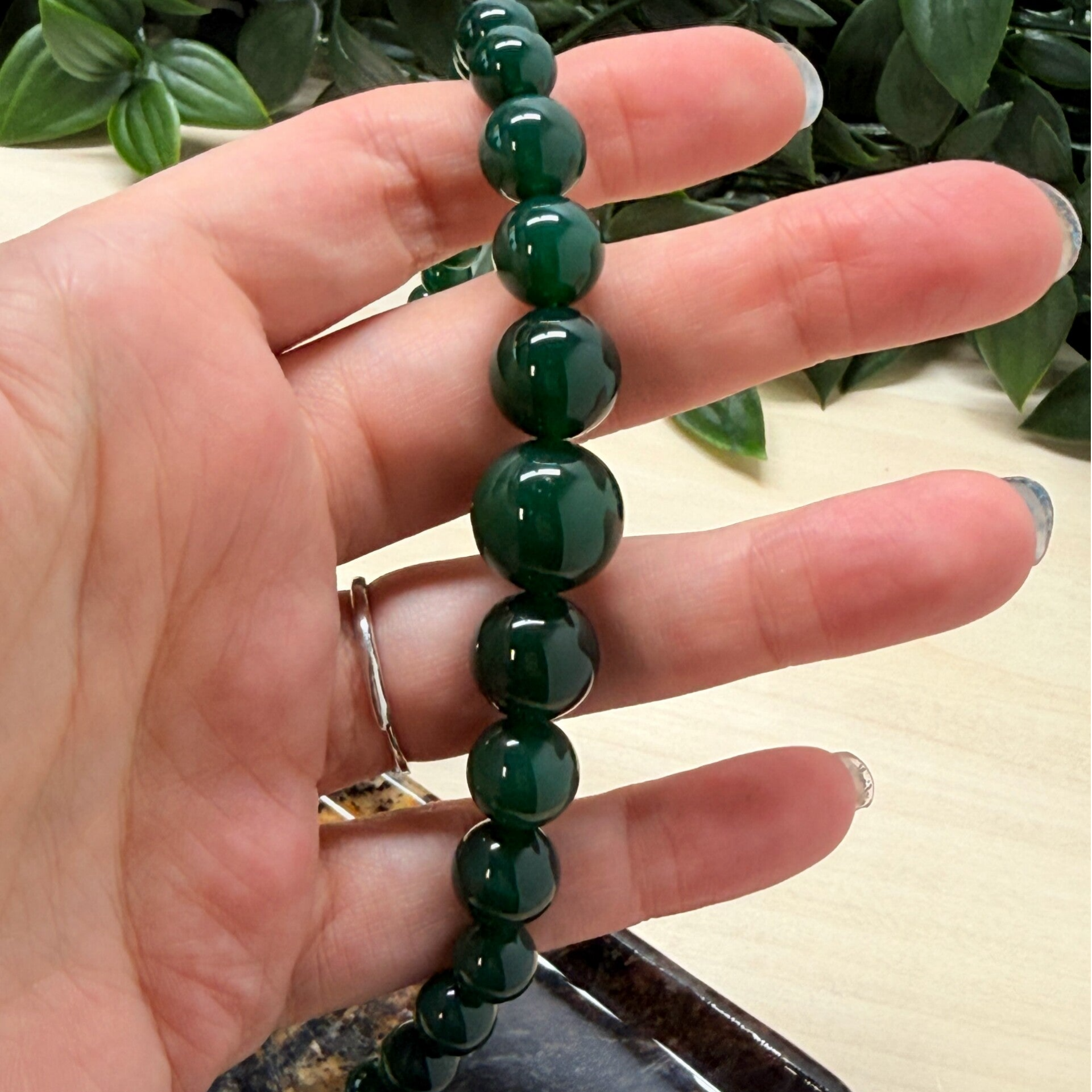 Groene agaat ketting met kralen in diverse afmetingen. Leuk voor de kerst. De ketting heeft een niet verstelbare sluiting.