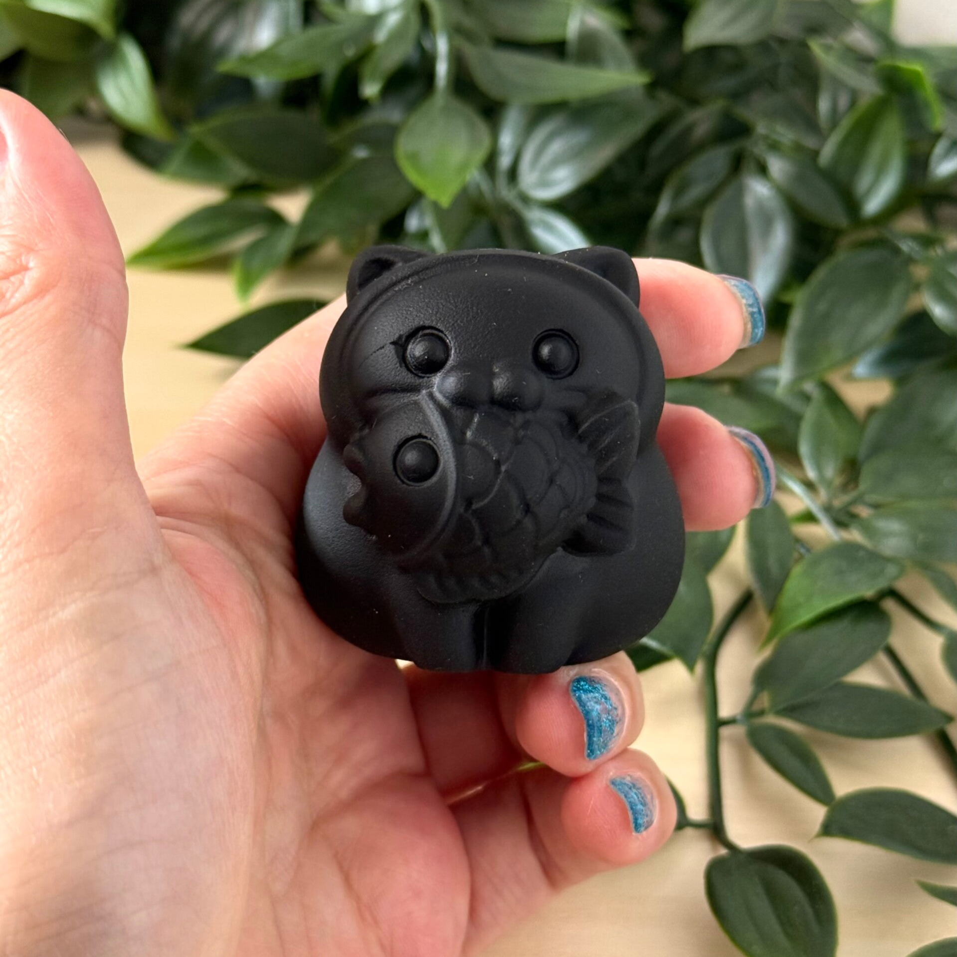 Zwart Obsidiaan poes met vis carving / beeldje