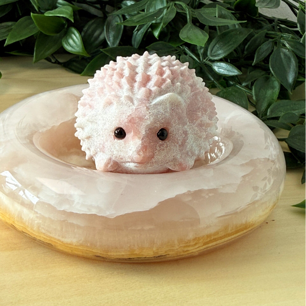 Roze opaal egel carving