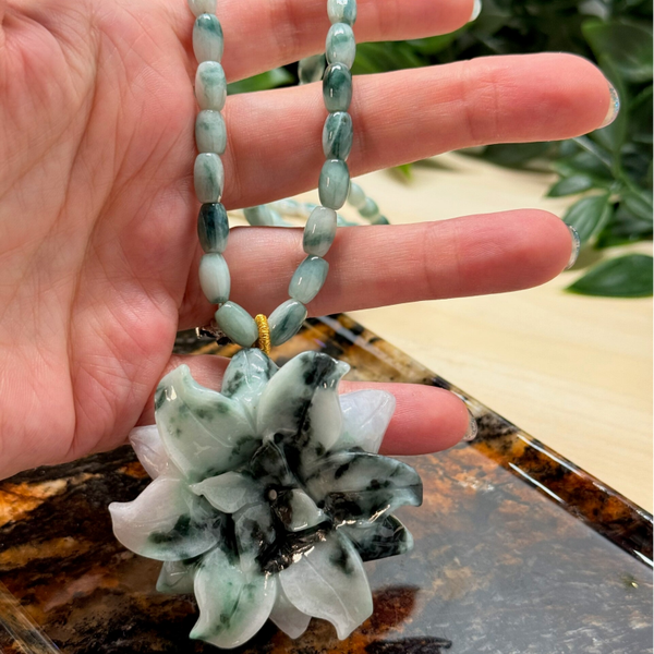Jadeïet ketting met hanger bloem