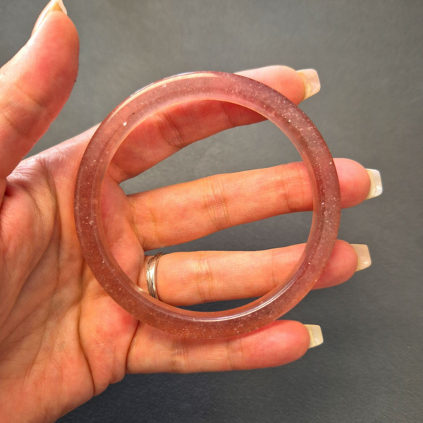 Aardbeienkwarts roze hard bangle (62.7 mm)