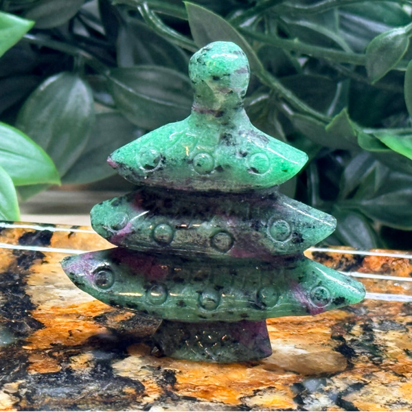 Robijn in zoisiet kerstboom carving