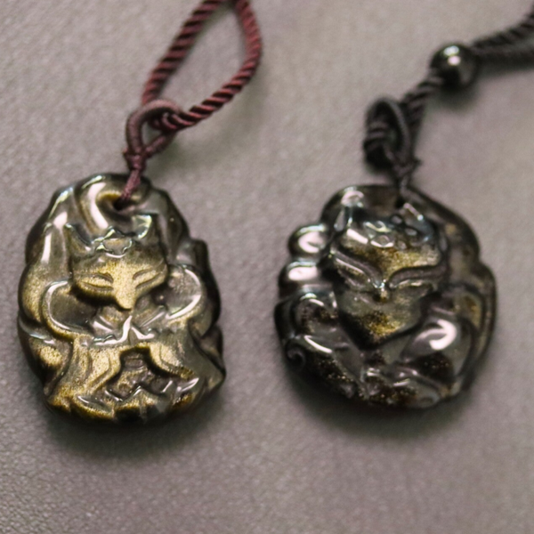 Obsidiaan goud nine tailed fox hanger met koord