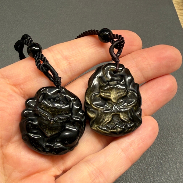 Obsidiaan goud nine tailed fox hanger met koord