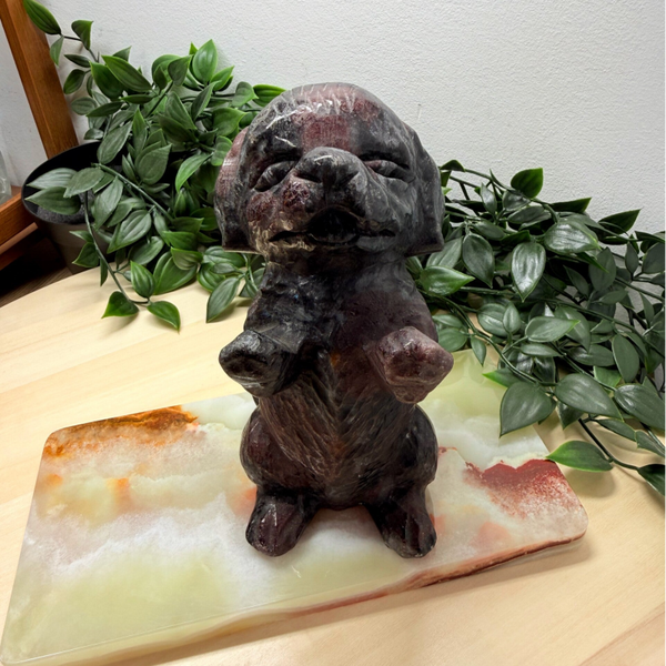 Hond beeld / carving granaat arfvedsoniet