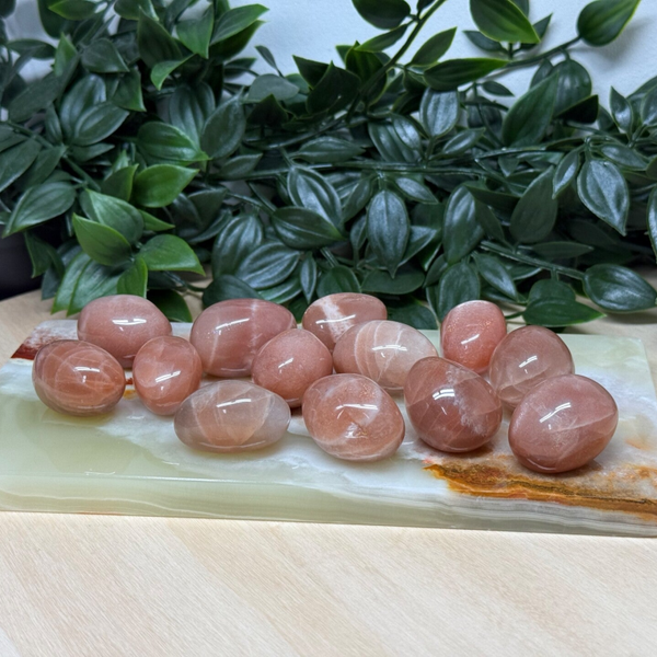 Perzik maansteen trommelsteen