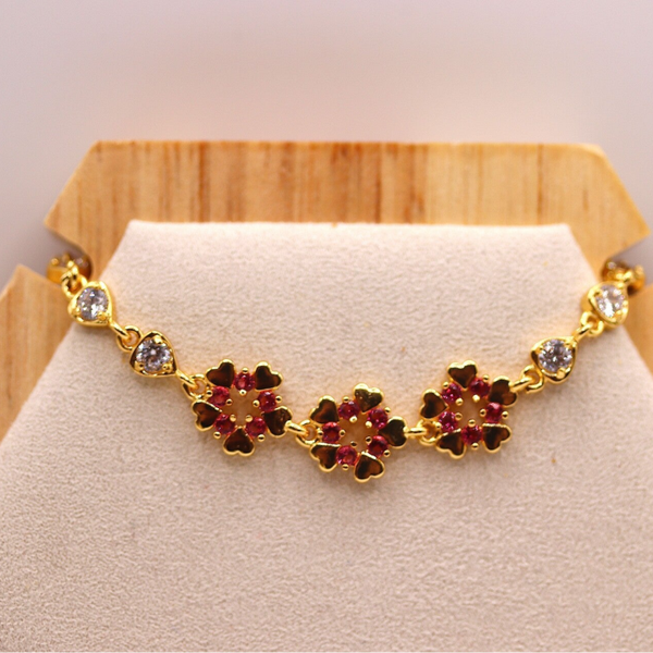 Goudkleurige armband met bloemen en hartjes