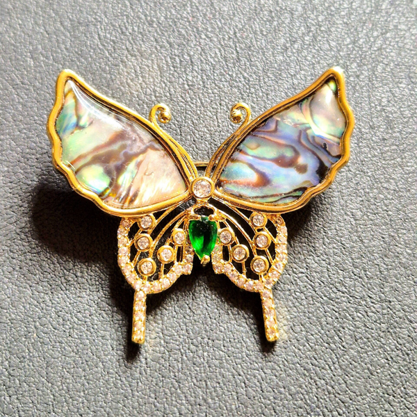 Broche vlinder met abalone schelp en rijnsteentjes goudkleurig