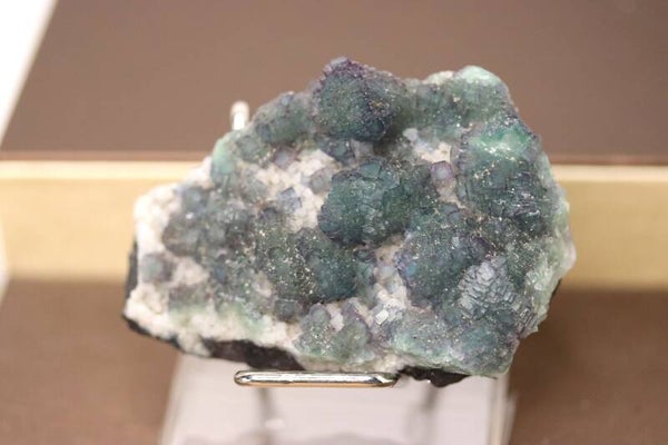 Fluoriet blauw / paars met kwarts cluster 3