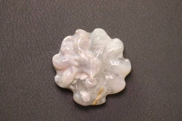 Hanger van bloemagaat / flower agate met nine tailed vos (46 mm)