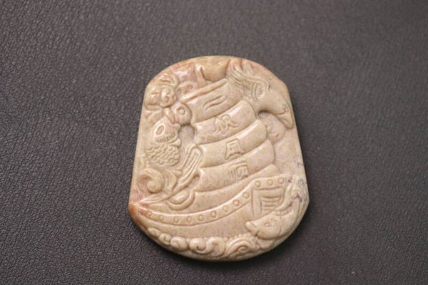 Fossiel koraal / coral jade hanger met afbeelding van schip