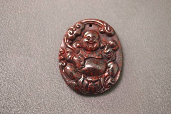 Cinnaber / vermiljoen  lachende Buddha hanger