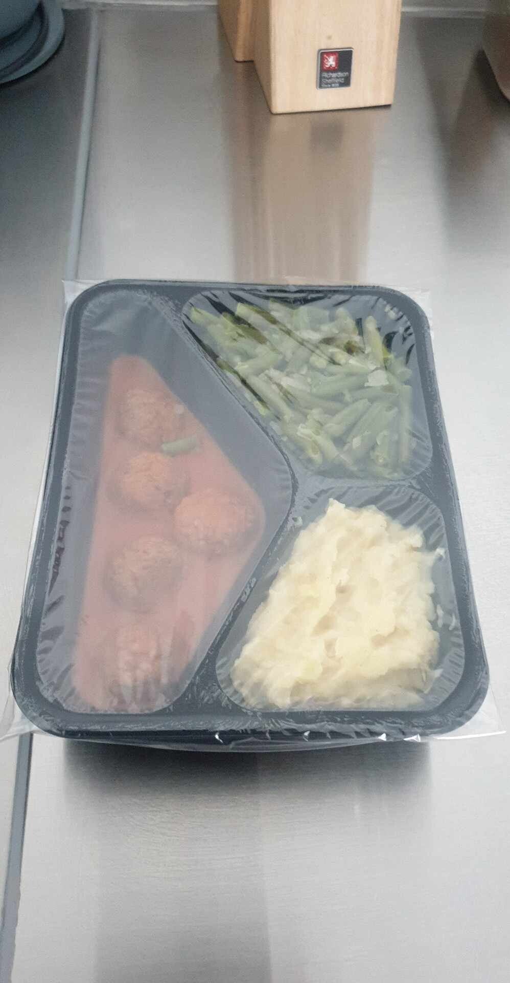 Balletjes in tomatensaus met boontjes en puree