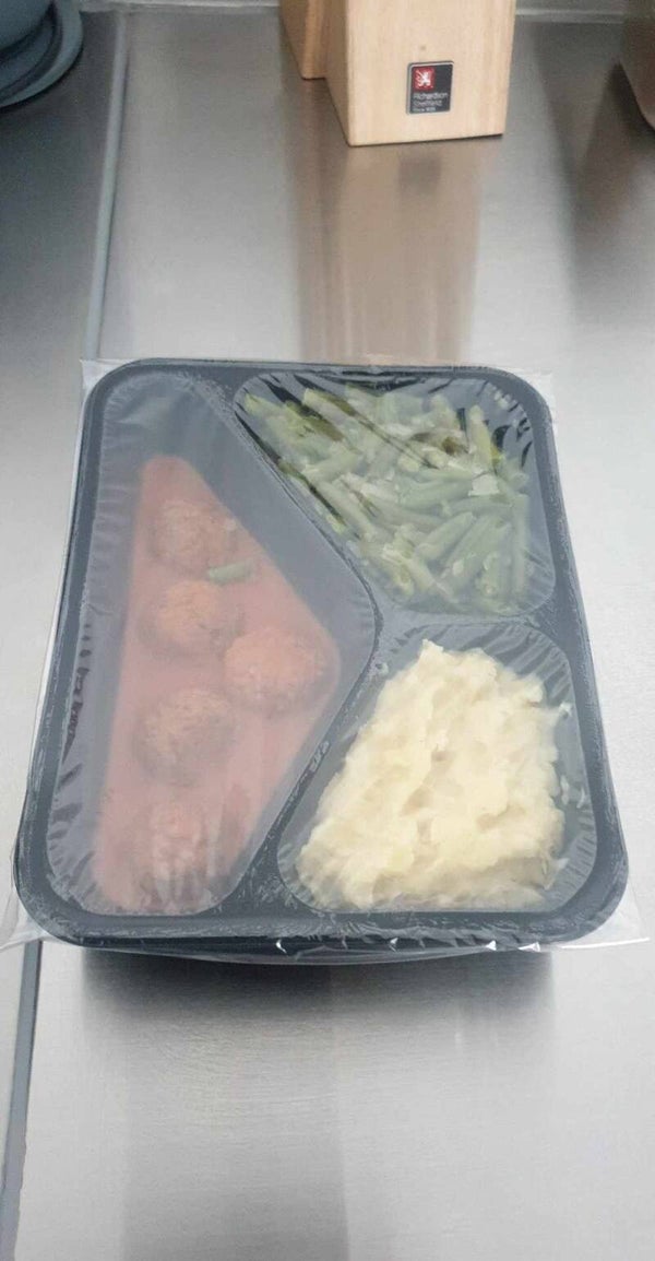 Balletjes in tomatensaus met boontjes en puree