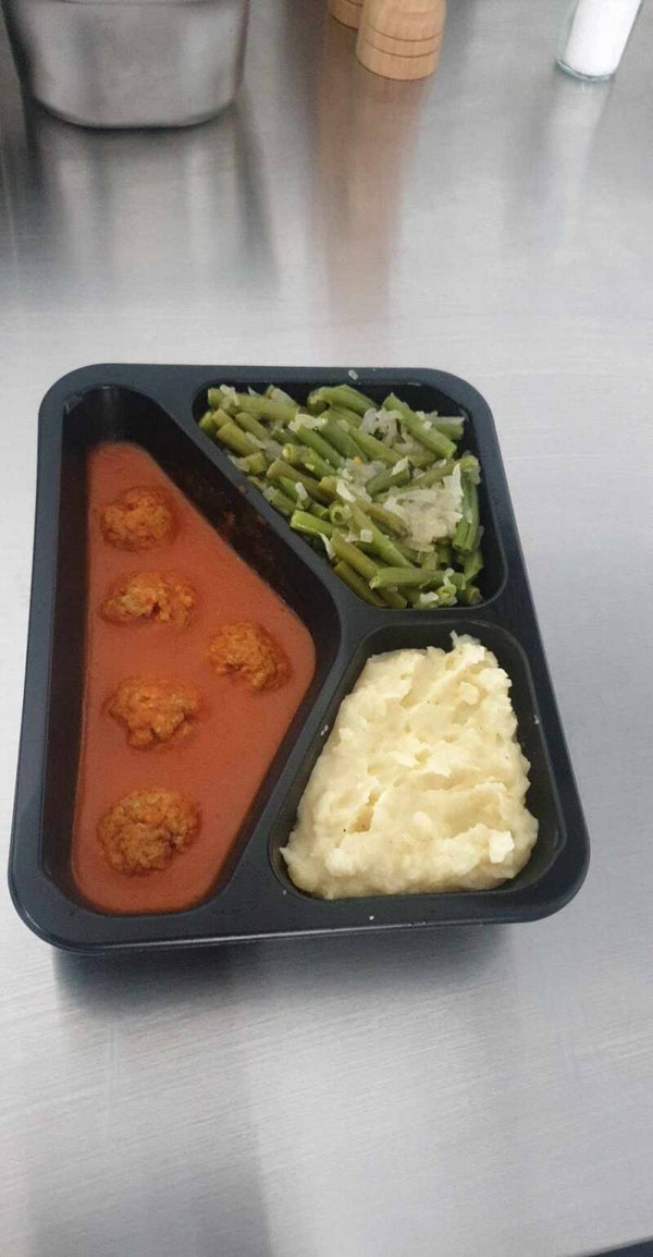 Balletjes in tomatensaus met boontjes en puree