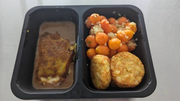 Cordonbleu met bruine saus, wortelen en rosti aardappelen