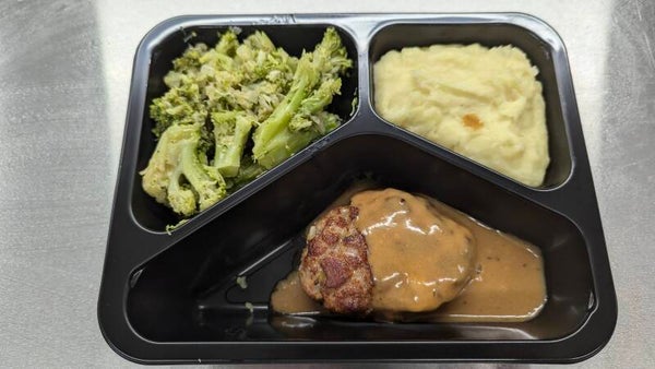 gehaktbroodje met mosterdsaus, broccoli en puree
