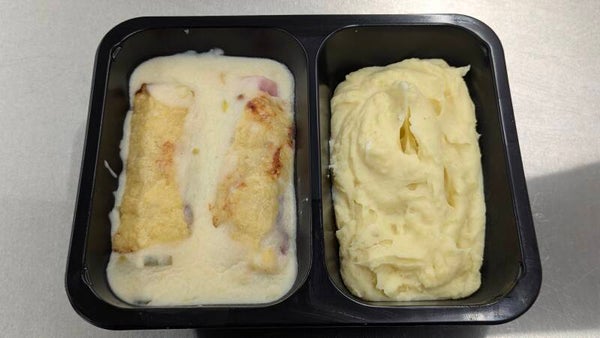 hamrolletjes opgevuld met prei, kaassaus en puree