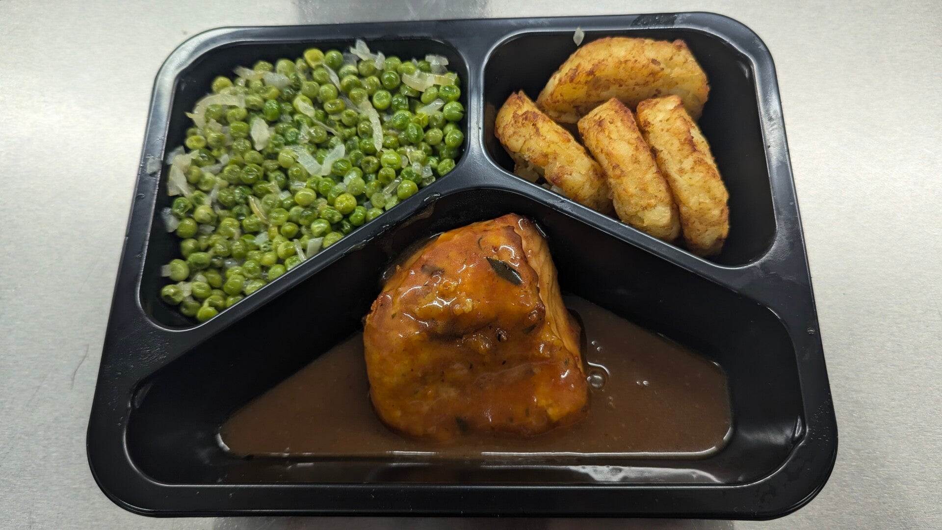 Kalkoenschnitzel met bruinesaus, erwten en rosti aardappelen