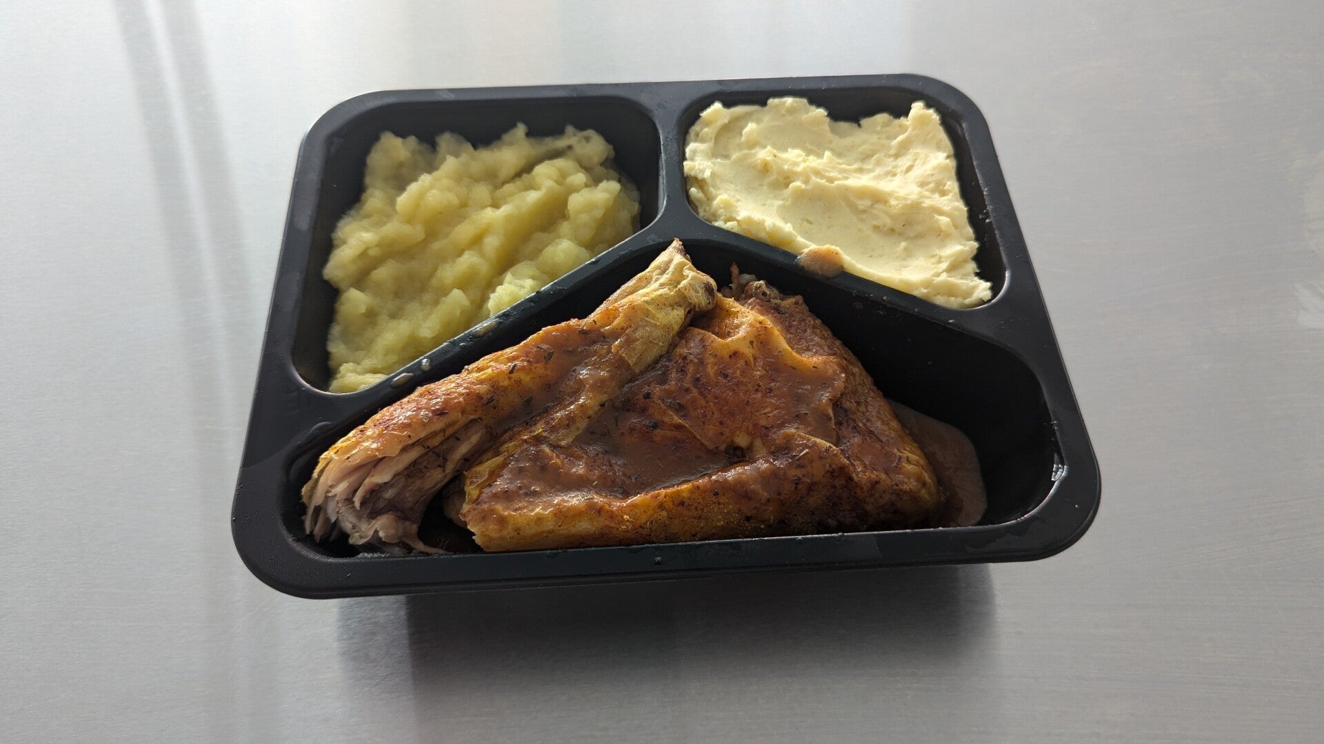 Kippenbil met appelmoes en puree
