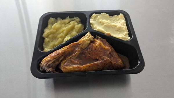 Kippenbil met appelmoes en puree